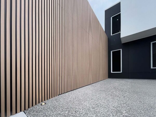 Sectional Doors With Aluminium Battens 5